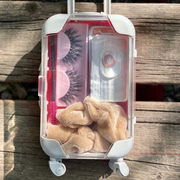 New!! Make up case w/accessories - Picture 4 of 16